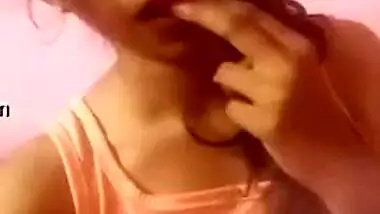 Dollface from India uncovers her thin XXX body and sucks fingers