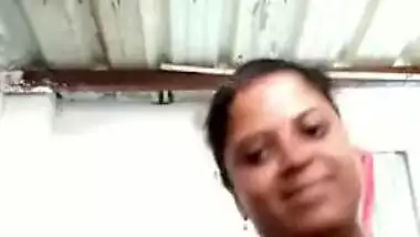 Indian whore gives sexual joy to viewers showing off XXX coconuts