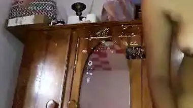 Dehati desi cleaning chut hair using scissors