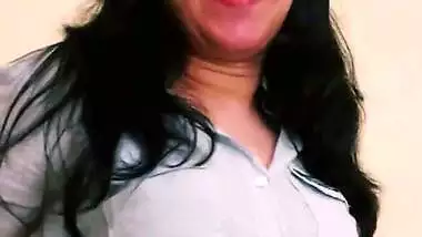 Hot Mumbai girl shows what an Indian blowjob is