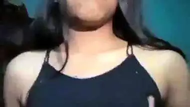 Sexy Indian girl nude MMS of stripping and showing boobs