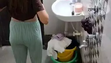 Neighbor girl boobs show before bathing viral MMS