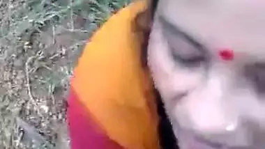 Bindi lady sucking lund – Outdoor blowjob sex