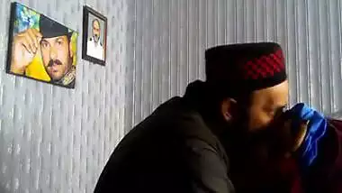 Maulana fucks an 18-year-old girl in Pakistani sex MMS