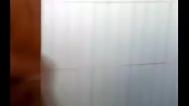 Hot Desi babe gives Blowjob in the shower