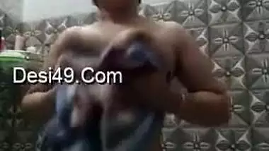 Hot like hell Desi MILF makes XXX video of herself in the bathroom