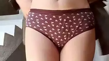 An 18-year-old teen’s erotic catwalk in nude MMS