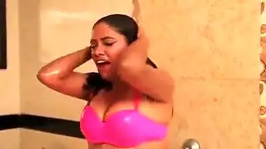 Sexy Desi Tamil aunty shows huge boobs in bathroom